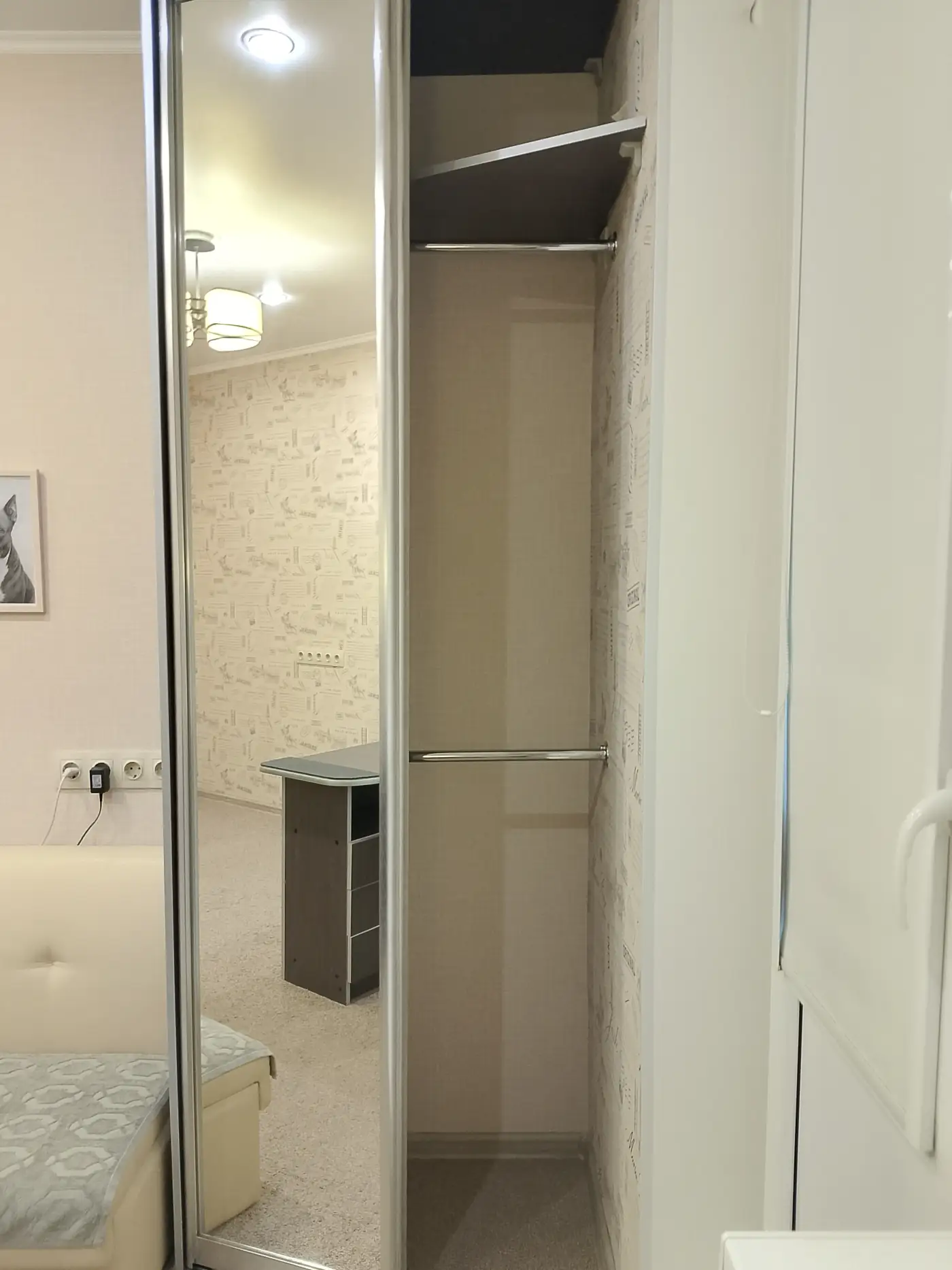 Открытый шкаф-купе в кабинете — хранение