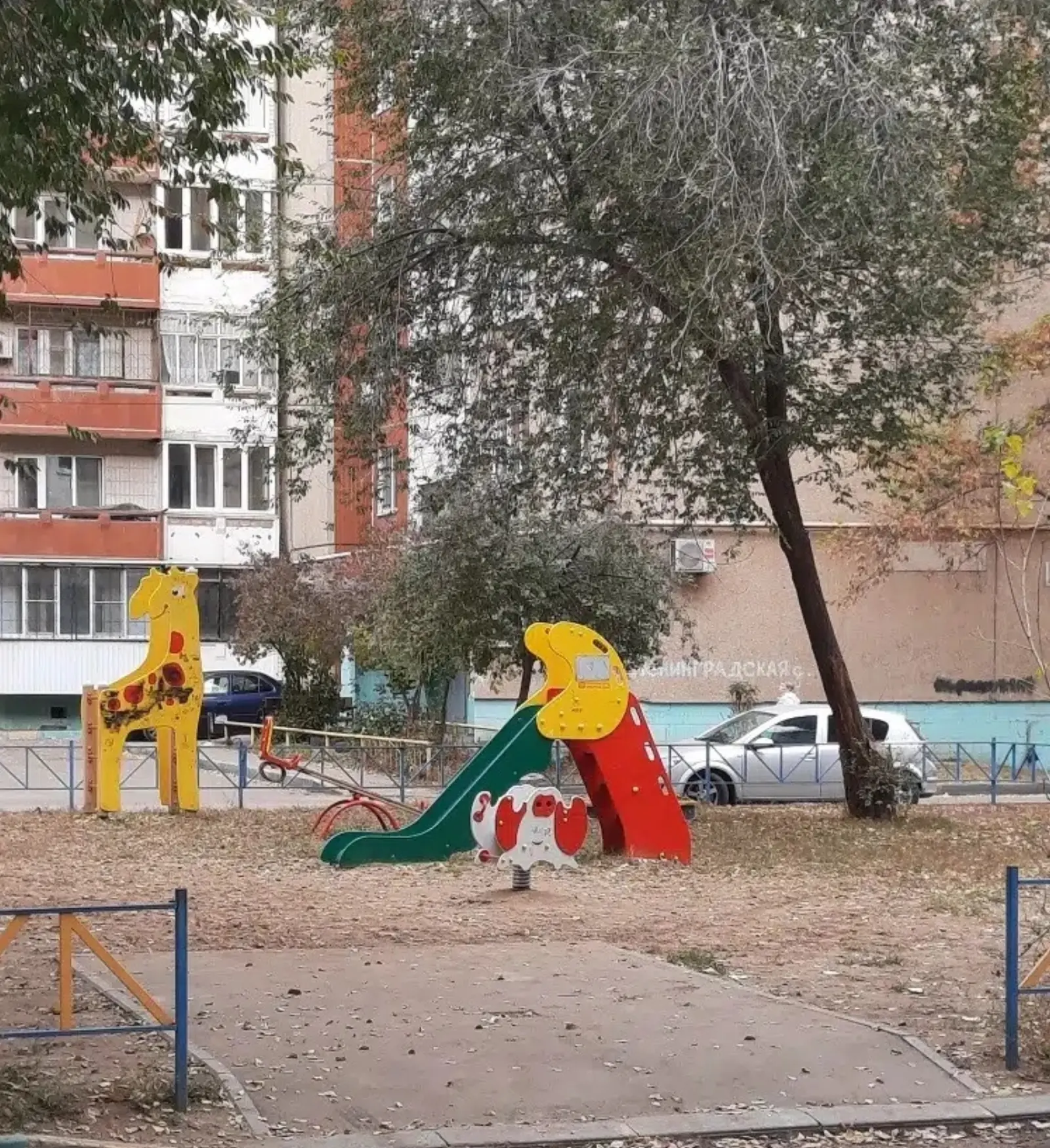Детская площадка во дворе