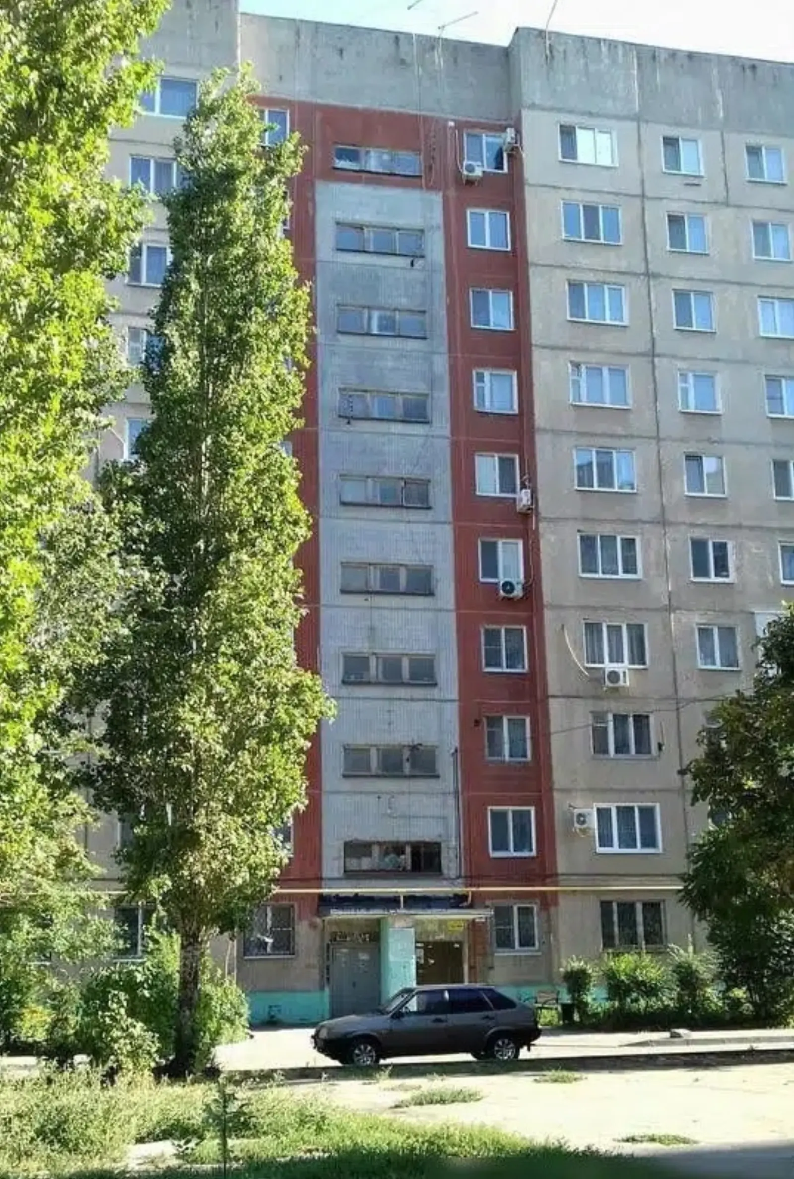 Подъезд дома снаружи